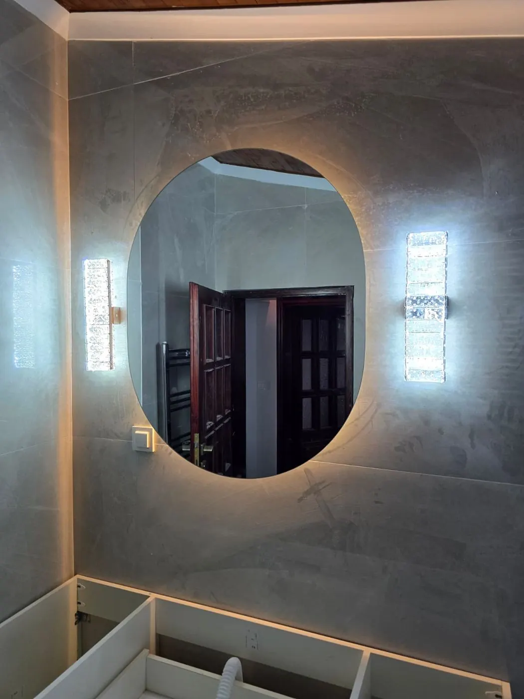 Gölcük'te banyo aynası arkadan LED aydınlatma uygulaması – Güneş Elektrik